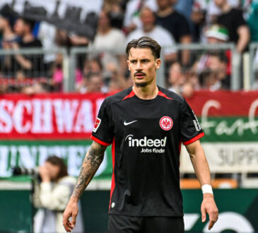 GER, 1. FBL, FC Augsburg vs Eintracht Frankfurt / 20.04.2025, WWK-Arena, Augsburg, GER, 1. FBL, FC Augsburg vs Eintracht Frankfurt, im Bild Robin Koch Frankfurt, 4 *** GER, 1 FBL, FC Augsburg vs Eintracht Frankfurt 20 04 2025, WWK Arena, Augsburg, GER, 1 FBL, FC Augsburg vs Eintracht Frankfurt, in the picture Robin Koch Frankfurt, 4 nordphotoxGmbHx/xHafner nph00200