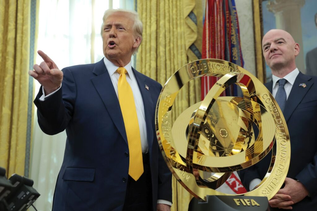 Donald Trump und Gianni Infantino mit dem Pokal der Klub-WM