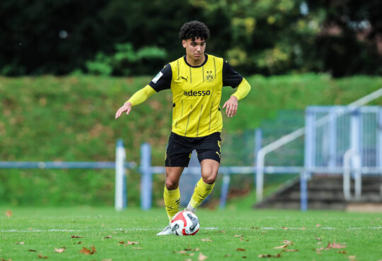 Fussball, DFB U19 Nachwuchsliga Saison 2024/2025 10.Spieltag - Vorrunde Gruppe C MSV Duisburg - Borussia Dortmund 27.10.2024, Trainingsgel‰nde MSV Duisburg Tyler Louis Meiser Borussia Dortmund U19, 4 Duisburg Trainingsgel‰nde MSV Duisburg Nordrhein-Westfahlen Deutschland *** Sport, Football, DFB U19 Junior League Season 2024 2025 10 Matchday Preliminary Round Group C MSV Duisburg Borussia Dortmund 27 10 2024, Training ground MSV Duisburg Tyler Louis Meiser Borussia Dortmund U19, 4 Duisburg Training ground MSV Duisburg North Rhine-Westphalia Germany