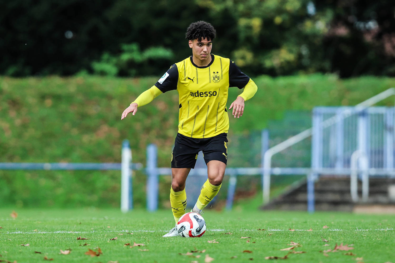 Fussball, DFB U19 Nachwuchsliga Saison 2024/2025 10.Spieltag - Vorrunde Gruppe C MSV Duisburg - Borussia Dortmund 27.10.2024, Trainingsgel‰nde MSV Duisburg Tyler Louis Meiser Borussia Dortmund U19, 4 Duisburg Trainingsgel‰nde MSV Duisburg Nordrhein-Westfahlen Deutschland *** Sport, Football, DFB U19 Junior League Season 2024 2025 10 Matchday Preliminary Round Group C MSV Duisburg Borussia Dortmund 27 10 2024, Training ground MSV Duisburg Tyler Louis Meiser Borussia Dortmund U19, 4 Duisburg Training ground MSV Duisburg North Rhine-Westphalia Germany