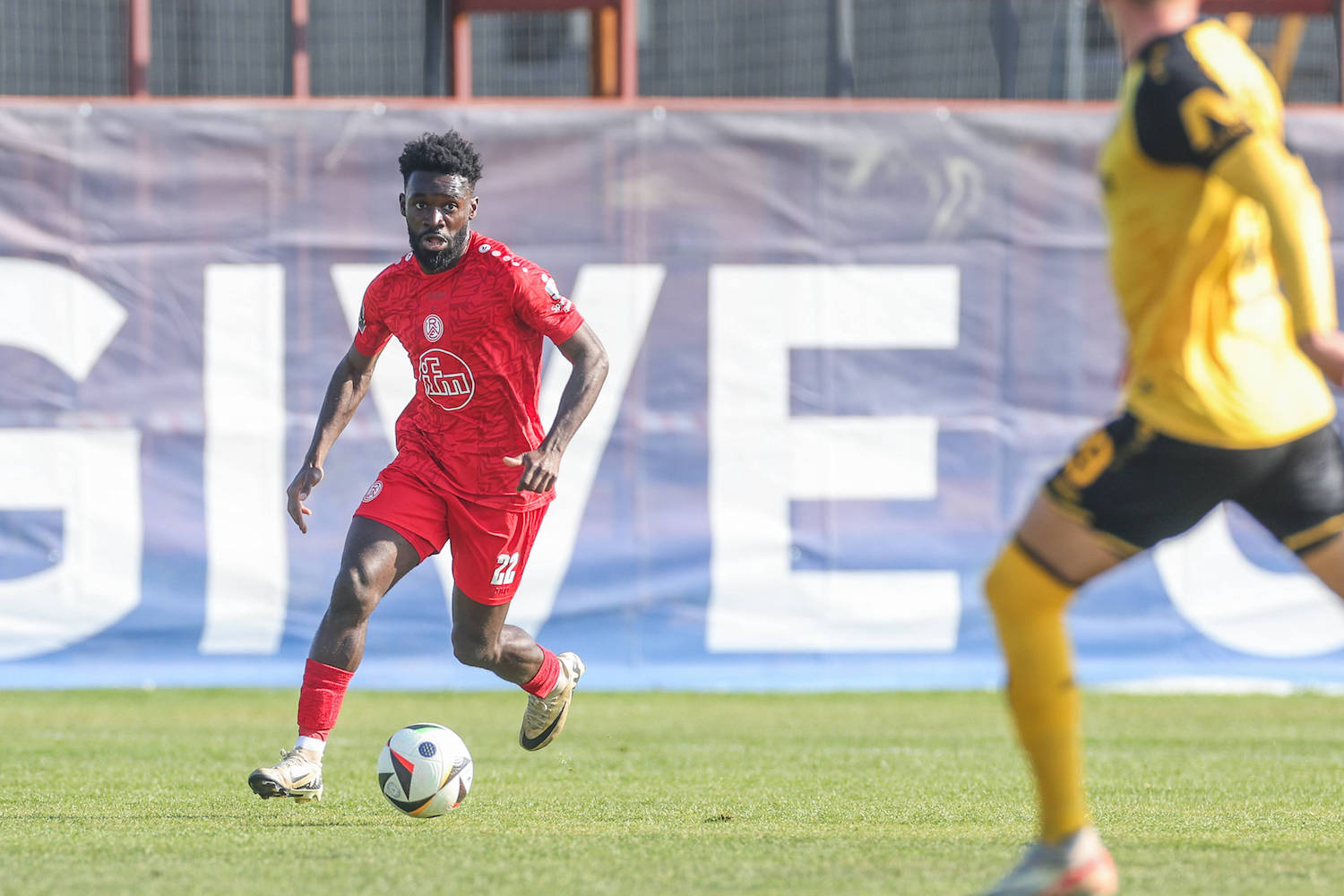 11.01.2025, Fussball, Saison 2024/2025, 3. Liga, Trainingslager Rot Weiss Essen in Lara/T¸rkei, Testspiel SD Dynamo Dresden - Rot Weiss Essen, Joseph Boyamba Rot-Weiss Essen Lara T¸rkei xRHR-FOTO/TRx *** 11 01 2025, Football, Season 2024 2025, 3 Liga, Training camp Rot Weiss Essen in Lara Turkey, Test match SD Dynamo Dresden Rot Weiss Essen, Joseph Boyamba Rot Weiss Essen Lara Turkey xRHR PHOTO TRx Copyright: RHR-FOTOx RHR-FOTO/TR