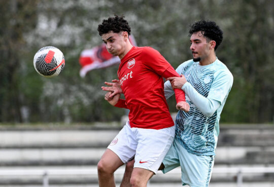23.03.2025, xpsx, Fussball U19 A-Jugend Bundesliga, Kickers Offenbach - 1.FC Kaiserslautern v.l. Sami Bouzarzar OFC, Mert Baser Kaiserslautern Offenbach Hessen Deutschland DEU *** 23 03 2025, xpsx, Soccer U19 A Youth Bundesliga, Kickers Offenbach 1 FC Kaiserslautern v l Sami Bouzarzar OFC , Mert Baser Kaiserslautern Offenbach Hessen Germany DEU