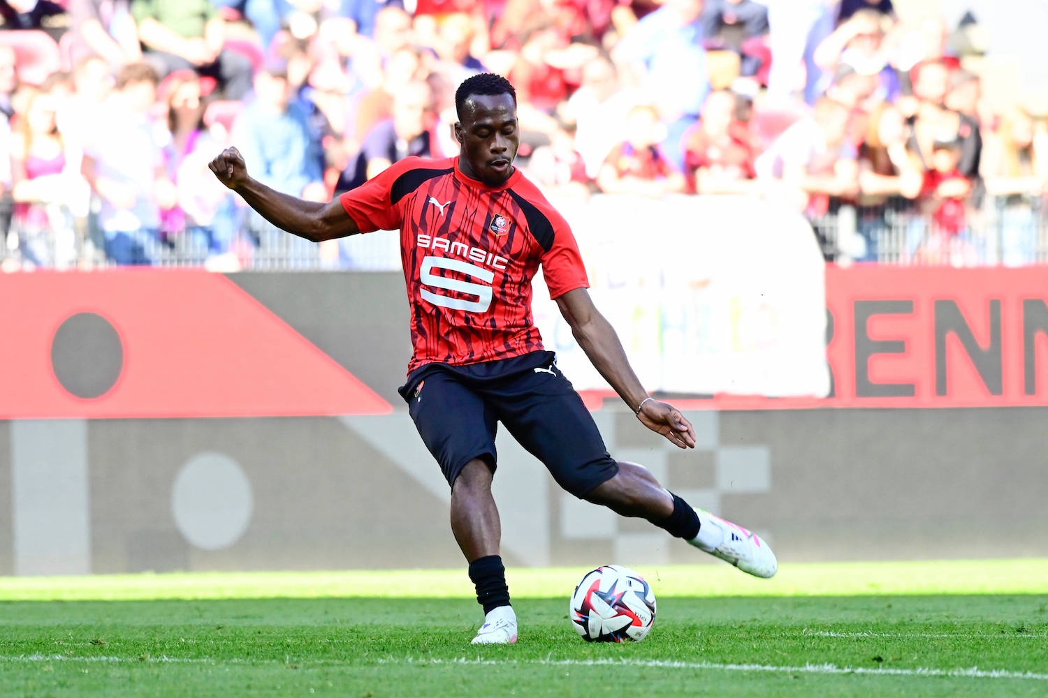FOOTBALL : Rennes vs Auxerre - Ligue 1 - 06/04/2025 Arnaud Kalimuendo 9 - Rennes warms up prior to the Ligue 1 match between Stade Rennais FC and AJ Auxerre at Roazhon Park on April 06, 2025 in Rennes, France. Photo by Dante Badano / PsnewZ - RennesFrance PUBLICATIONxNOTxINxFRAxBEL Copyright: xDantexBadanox