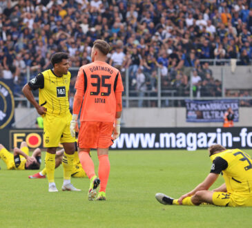 17.05.2025, Fussball, Herren, 3. Liga, Saison 2024/2025, 1. FC Saarbr¸cken - Borussia Dortmund II, Entt‰uschung bei den Spielern von Borussia Dortmund II nach dem Spiel, Abstieg in die Regionaliga Saarbr¸cken Ludwigsparkstadion Saarland Deutschland DE *** 17 05 2025, Football, Men, 3 League, Season 2024 2025, 1 FC Saarbr¸cken Borussia Dortmund II, Disappointment among the players of Borussia Dortmund II after the match, Relegation to the Regional League Saarbr¸cken Ludwigsparkstadion Saarland Germany EN Copyright: xFabianxKleerx