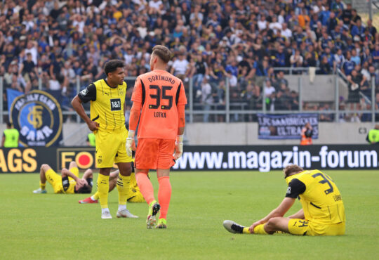 17.05.2025, Fussball, Herren, 3. Liga, Saison 2024/2025, 1. FC Saarbr¸cken - Borussia Dortmund II, Entt‰uschung bei den Spielern von Borussia Dortmund II nach dem Spiel, Abstieg in die Regionaliga Saarbr¸cken Ludwigsparkstadion Saarland Deutschland DE *** 17 05 2025, Football, Men, 3 League, Season 2024 2025, 1 FC Saarbr¸cken Borussia Dortmund II, Disappointment among the players of Borussia Dortmund II after the match, Relegation to the Regional League Saarbr¸cken Ludwigsparkstadion Saarland Germany EN Copyright: xFabianxKleerx