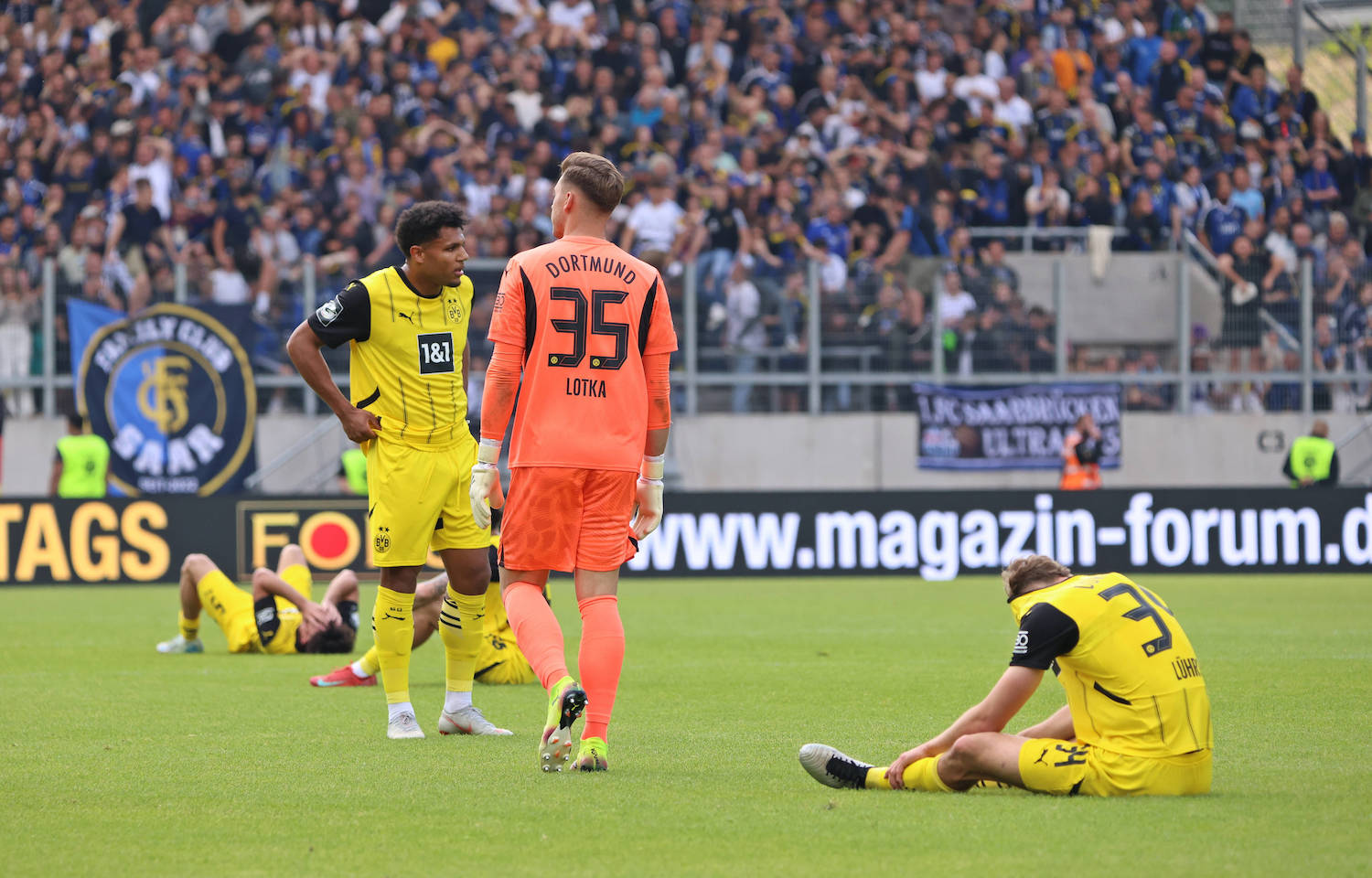 17.05.2025, Fussball, Herren, 3. Liga, Saison 2024/2025, 1. FC Saarbr¸cken - Borussia Dortmund II, Entt‰uschung bei den Spielern von Borussia Dortmund II nach dem Spiel, Abstieg in die Regionaliga Saarbr¸cken Ludwigsparkstadion Saarland Deutschland DE *** 17 05 2025, Football, Men, 3 League, Season 2024 2025, 1 FC Saarbr¸cken Borussia Dortmund II, Disappointment among the players of Borussia Dortmund II after the match, Relegation to the Regional League Saarbr¸cken Ludwigsparkstadion Saarland Germany EN Copyright: xFabianxKleerx