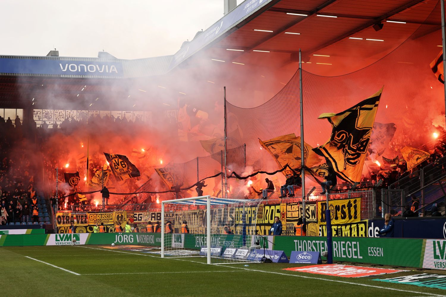 Fans entzünden Pyro