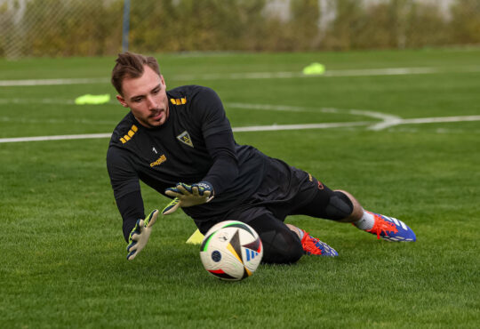 Belek, T¸rkei, 03.01.25: Torwart Marcel Johnen Alemannia Aachen in Aktion, am Ball, Einzelaktion waehrend des Trainings im Trainingslager von Alemannia Aachen im Megasaray Football Center am 03. January 2025 in Belek, T¸rkei. Belek Megasaray Football Center Turkey *** Belek, Turkey, 03 01 25 Goalkeeper Marcel Johnen Alemannia Aachen in action, on the ball, single action during training at the training camp of Alemannia Aachen at Megasaray Football Center on 03 January 2025 in Belek, Turkey Belek Megasaray Football Center Turkey Copyright: xStefanxBrauer/Brauer-Fotoagenturx