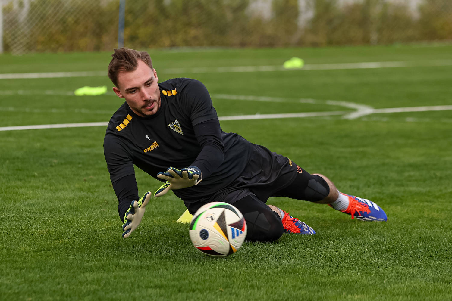 Belek, T¸rkei, 03.01.25: Torwart Marcel Johnen Alemannia Aachen in Aktion, am Ball, Einzelaktion waehrend des Trainings im Trainingslager von Alemannia Aachen im Megasaray Football Center am 03. January 2025 in Belek, T¸rkei. Belek Megasaray Football Center Turkey *** Belek, Turkey, 03 01 25 Goalkeeper Marcel Johnen Alemannia Aachen in action, on the ball, single action during training at the training camp of Alemannia Aachen at Megasaray Football Center on 03 January 2025 in Belek, Turkey Belek Megasaray Football Center Turkey Copyright: xStefanxBrauer/Brauer-Fotoagenturx