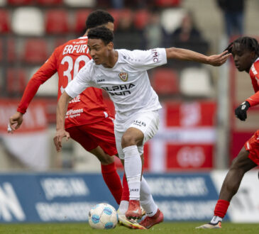 Regionalliga Nordost: FC Rot-Weiﬂ Erfurt vs. BFC Dynamo Erfurt 29.03.2025 Bennedikt Samuel Lutz W¸stenhagen 22 BFC Dynamo gegen Jeremiaha Maluze 30 FC Rot-Weiﬂ Erfurt links und Gaoussou Dabo 25 FC Rot-Weiﬂ Erfurt rechts Regionalliga Nordost: FC Rot-Weiﬂ Erfurt vs. BFC Dynamo Steigerwaldstadion Erfurt 29.03.2025 *** Regionalliga Nordost FC Rot Weiﬂ Erfurt vs BFC Dynamo Erfurt 29 03 2025 Bennedikt Samuel Lutz W¸stenhagen 22 BFC Dynamo vs Jeremiaha Maluze 30 FC Rot Weiﬂ Erfurt left and Gaoussou Dabo 25 FC Rot Weiﬂ Erfurt right Regionalliga Nordost FC Rot Weiﬂ Erfurt vs BFC Dynamo Steigerwaldstadion Erfurt 29 03 2025 Copyright: xBEAUTIFULxSPORTS/Duehringx