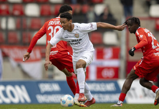 Regionalliga Nordost: FC Rot-Weiﬂ Erfurt vs. BFC Dynamo Erfurt 29.03.2025 Bennedikt Samuel Lutz W¸stenhagen 22 BFC Dynamo gegen Jeremiaha Maluze 30 FC Rot-Weiﬂ Erfurt links und Gaoussou Dabo 25 FC Rot-Weiﬂ Erfurt rechts Regionalliga Nordost: FC Rot-Weiﬂ Erfurt vs. BFC Dynamo Steigerwaldstadion Erfurt 29.03.2025 *** Regionalliga Nordost FC Rot Weiﬂ Erfurt vs BFC Dynamo Erfurt 29 03 2025 Bennedikt Samuel Lutz W¸stenhagen 22 BFC Dynamo vs Jeremiaha Maluze 30 FC Rot Weiﬂ Erfurt left and Gaoussou Dabo 25 FC Rot Weiﬂ Erfurt right Regionalliga Nordost FC Rot Weiﬂ Erfurt vs BFC Dynamo Steigerwaldstadion Erfurt 29 03 2025 Copyright: xBEAUTIFULxSPORTS/Duehringx