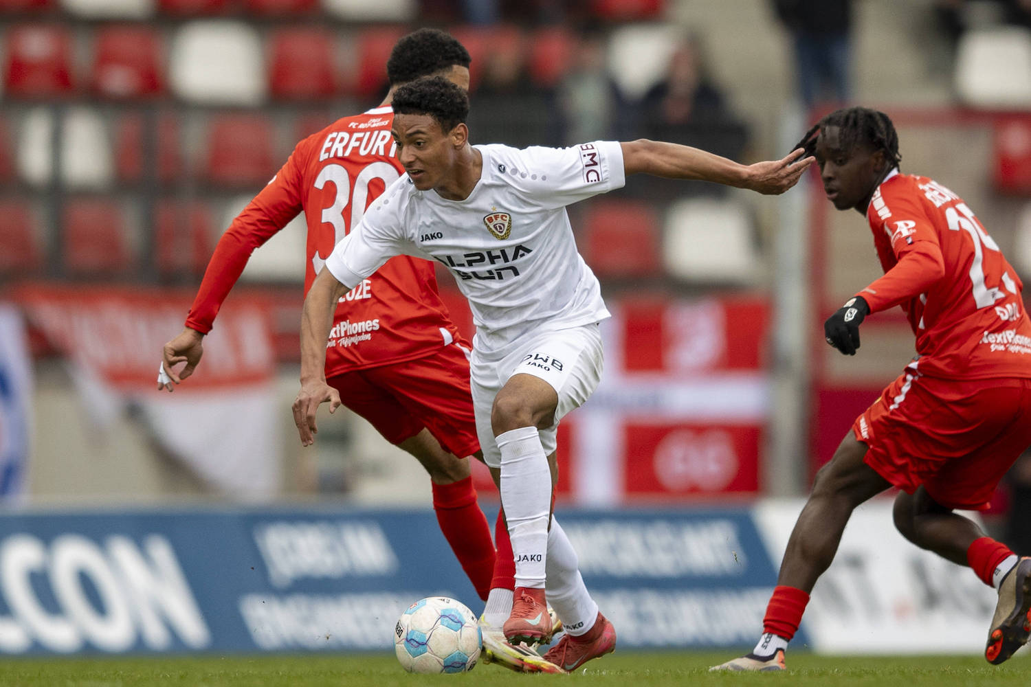 Regionalliga Nordost: FC Rot-Weifl Erfurt vs. BFC Dynamo Erfurt 29.03.2025 Bennedikt Samuel Lutz W¸stenhagen 22 BFC Dynamo gegen Jeremiaha Maluze 30 FC Rot-Weifl Erfurt links und Gaoussou Dabo 25 FC Rot-Weifl Erfurt rechts Regionalliga Nordost: FC Rot-Weifl Erfurt vs. BFC Dynamo Steigerwaldstadion Erfurt 29.03.2025 *** Regionalliga Nordost FC Rot Weifl Erfurt vs BFC Dynamo Erfurt 29 03 2025 Bennedikt Samuel Lutz W¸stenhagen 22 BFC Dynamo vs Jeremiaha Maluze 30 FC Rot Weifl Erfurt left and Gaoussou Dabo 25 FC Rot Weifl Erfurt right Regionalliga Nordost FC Rot Weifl Erfurt vs BFC Dynamo Steigerwaldstadion Erfurt 29 03 2025 Copyright: xBEAUTIFULxSPORTS/Duehringx