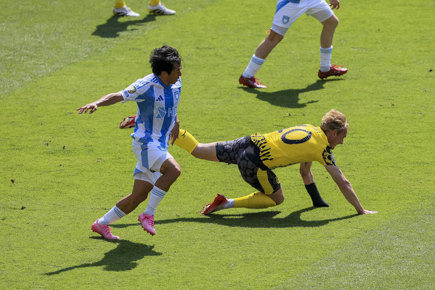 Soccer: FIFA Club World Cup 2025-Group Stage-Ulsan HD at Borussia Dortmund Jun 25, 2025 Cincinnati, Ohio, USA Borussia Dortmund forward Julian Brandt 10 and Ulsan HD midfielder Seungbeom Ko 7 battle for the ball during the second half during a group stage match of the 2025 FIFA Club World Cup at TQL Stadium. Cincinnati TQL Stadium Ohio USA, EDITORIAL USE ONLY PUBLICATIONxINxGERxSUIxAUTxONLY Copyright: xKatiexStratmanx 20250625_sns_gt1_00107_1