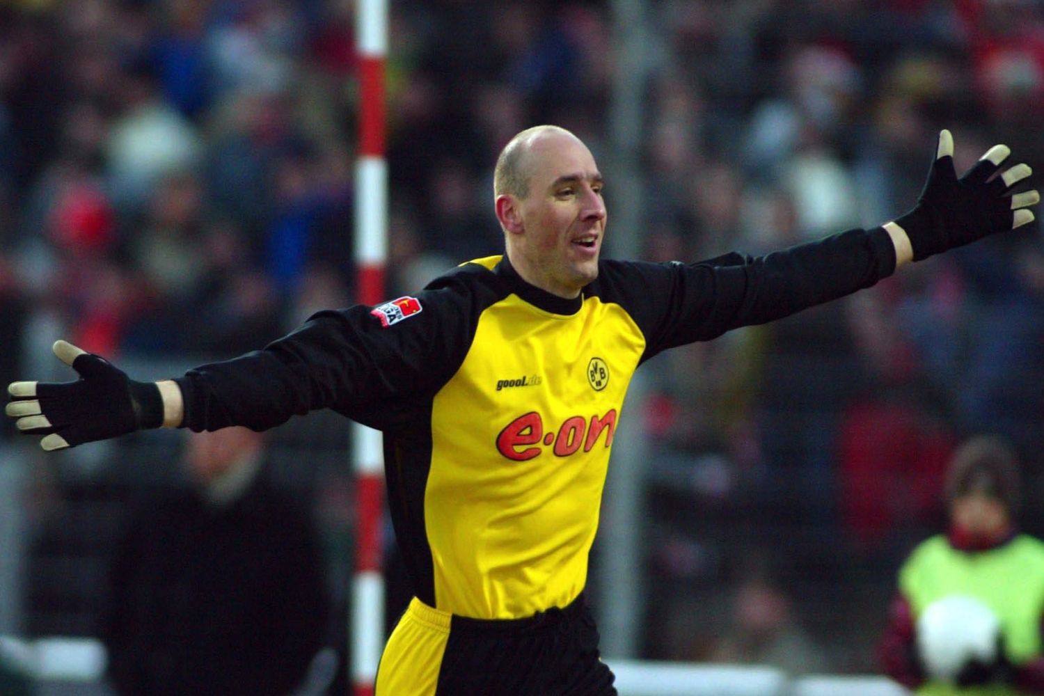 Jan Koller jubelt über ein Tor gegen Energie Cottbus