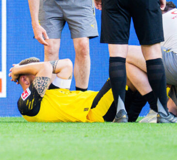 10.08.2025 - Fuﬂball, Damen, 2025/2026, Saisonerˆffnung, Testspiel, Borussia Dortmund - Juventus Turin: Niklas S¸le Dortmund verletzt, Verletzung *** 10 08 2025 Football, Women, 2025 2026, Season opener, Test match, Borussia Dortmund Juventus Turin Niklas S¸le Dortmund injured, Injury