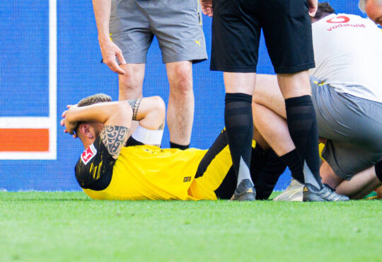 10.08.2025 - Fuﬂball, Damen, 2025/2026, Saisonerˆffnung, Testspiel, Borussia Dortmund - Juventus Turin: Niklas S¸le Dortmund verletzt, Verletzung *** 10 08 2025 Football, Women, 2025 2026, Season opener, Test match, Borussia Dortmund Juventus Turin Niklas S¸le Dortmund injured, Injury