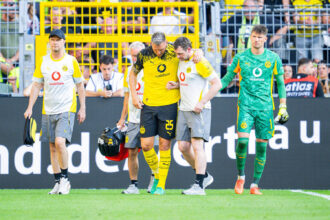 10.08.2025 - Fuﬂball, Damen, 2025/2026, Saisonerˆffnung, Testspiel, Borussia Dortmund - Juventus Turin: Niklas S¸le Dortmund verletzt, Verletzung *** 10 08 2025 Football, Women, 2025 2026, Season opener, Test match, Borussia Dortmund Juventus Turin Niklas S¸le Dortmund injured, Injury