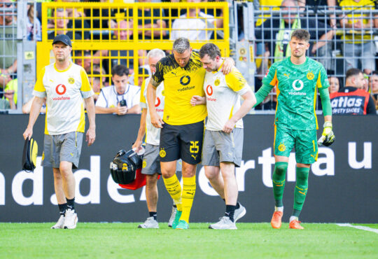 10.08.2025 - Fuﬂball, Damen, 2025/2026, Saisonerˆffnung, Testspiel, Borussia Dortmund - Juventus Turin: Niklas S¸le Dortmund verletzt, Verletzung *** 10 08 2025 Football, Women, 2025 2026, Season opener, Test match, Borussia Dortmund Juventus Turin Niklas S¸le Dortmund injured, Injury