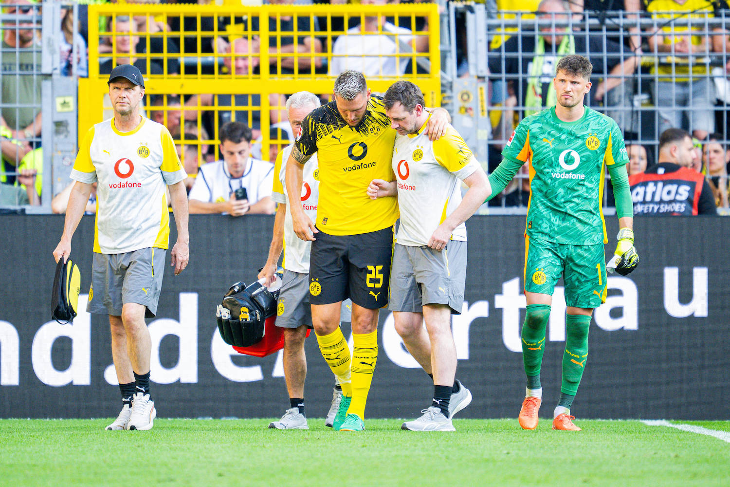10.08.2025 - Fuflball, Damen, 2025/2026, Saisonerˆffnung, Testspiel, Borussia Dortmund - Juventus Turin: Niklas S¸le Dortmund verletzt, Verletzung *** 10 08 2025 Football, Women, 2025 2026, Season opener, Test match, Borussia Dortmund Juventus Turin Niklas S¸le Dortmund injured, Injury