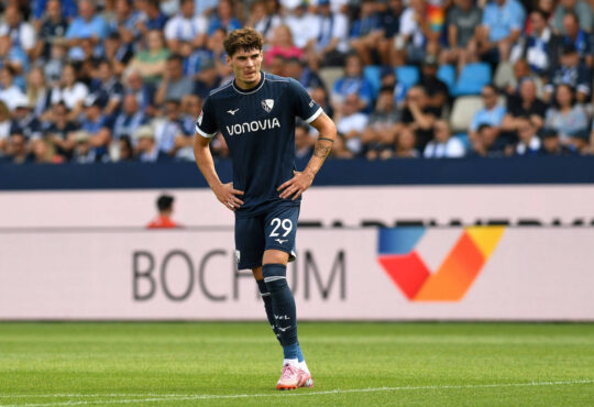 Moritz Broschinski VfL Bochum schaut waehrend des spiels der 2. Bundesliga zwischen VfL Bochum und SV 07 Elversberg, Vonovia Ruhrstadion am 10. August 2025 in Bochum, Deutschland. Foto von Ralf Treese/DeFodi Images Moritz Broschinski VfL Bochum looks on during the 2. Bundesliga match between VfL Bochum and SV 07 Elversberg at Vonovia Ruhrstadion on August 10, 2025 in Bochum, Germany. Photo by Ralf Treese/DeFodi Images DFB / DFL REGULATIONS PROHIBIT ANY USE OF PHOTOGRAPHS AS IMAGE SEQUENCES AND/OR QUASI-VIDEO. Photo by Ralf Treese/DeFodi Images *** Moritz Broschinski VfL Bochum looks on during the 2 Bundesliga match between VfL Bochum and SV 07 Elversberg, Vonovia Ruhrstadion on August 10, 2025 in Bochum, Germany Photo by Ralf Treese DeFodi Images Moritz Broschinski VfL Bochum looks on during the 2 Bundesliga match between VfL Bochum and SV 07 Elversberg at Vonovia Ruhrstadion on August 10, 2025 in Bochum, Germany Photo by Ralf Treese DeFodi Images DFB DFL REGULATIONS PROHIBIT ANY USE OF PHOTOGRAPHS AS IMAGE SEQUENCES AND OR QUASI VIDEO Photo by Ralf Treese DeFodi Images