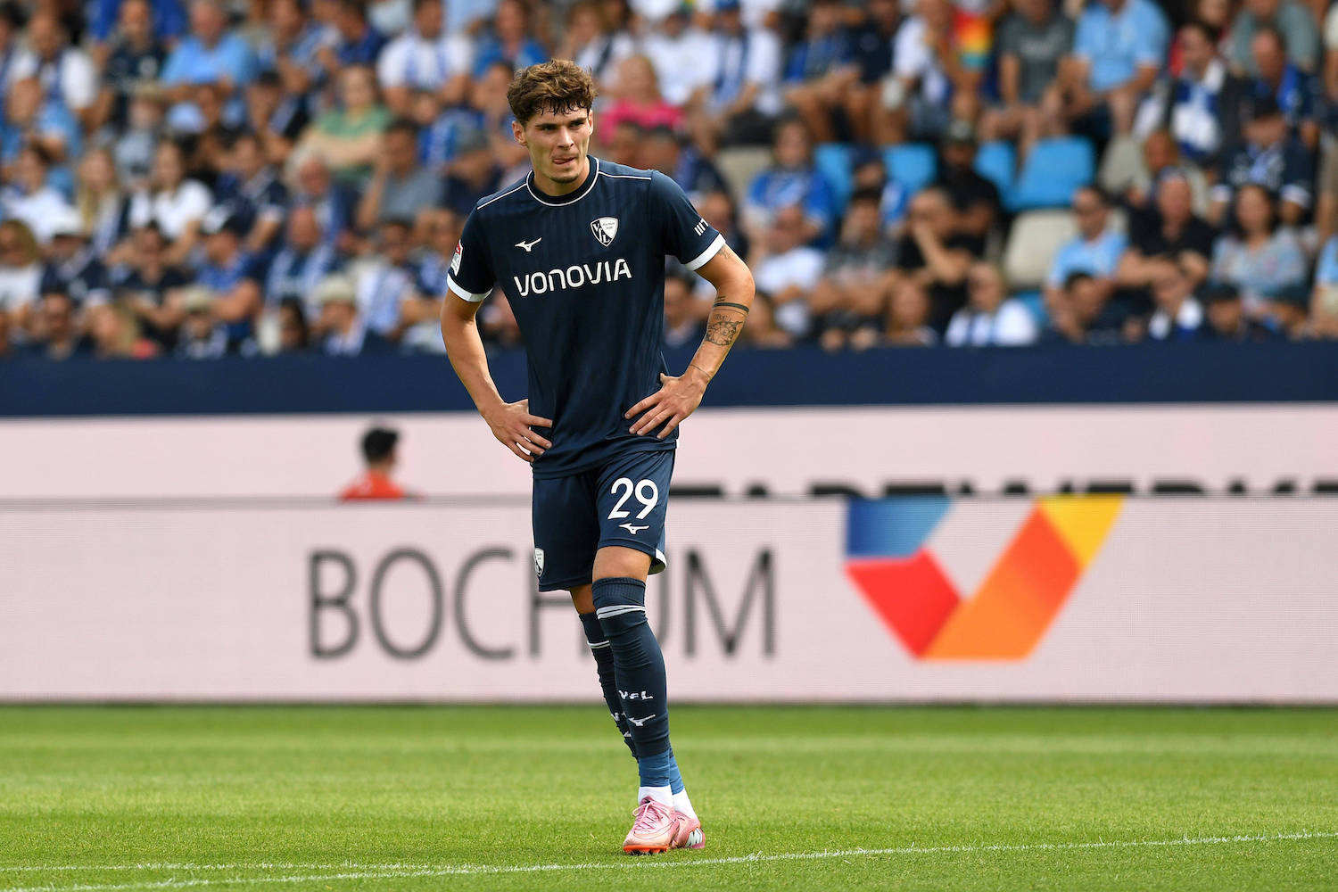 Moritz Broschinski VfL Bochum schaut waehrend des spiels der 2. Bundesliga zwischen VfL Bochum und SV 07 Elversberg, Vonovia Ruhrstadion am 10. August 2025 in Bochum, Deutschland. Foto von Ralf Treese/DeFodi Images Moritz Broschinski VfL Bochum looks on during the 2. Bundesliga match between VfL Bochum and SV 07 Elversberg at Vonovia Ruhrstadion on August 10, 2025 in Bochum, Germany. Photo by Ralf Treese/DeFodi Images DFB / DFL REGULATIONS PROHIBIT ANY USE OF PHOTOGRAPHS AS IMAGE SEQUENCES AND/OR QUASI-VIDEO. Photo by Ralf Treese/DeFodi Images *** Moritz Broschinski VfL Bochum looks on during the 2 Bundesliga match between VfL Bochum and SV 07 Elversberg, Vonovia Ruhrstadion on August 10, 2025 in Bochum, Germany Photo by Ralf Treese DeFodi Images Moritz Broschinski VfL Bochum looks on during the 2 Bundesliga match between VfL Bochum and SV 07 Elversberg at Vonovia Ruhrstadion on August 10, 2025 in Bochum, Germany Photo by Ralf Treese DeFodi Images DFB DFL REGULATIONS PROHIBIT ANY USE OF PHOTOGRAPHS AS IMAGE SEQUENCES AND OR QUASI VIDEO Photo by Ralf Treese DeFodi Images