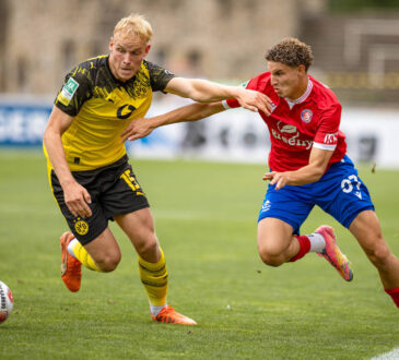 17.08.2025, xkwix, Fuﬂball, Regionalliga West, Borussia Dortmund U23 - Wuppertaler SV, Stadion Rote Erde: Amin Bouzraa Wuppertaler SV 37 im Zweikampf gegen Ben H¸ning Borussia Dortmund 2 15 NRW Deutschland *** 17 08 2025, xkwix, Football, Regionalliga West, Borussia Dortmund U23 Wuppertaler SV, Stadion Rote Erde Amin Bouzraa Wuppertaler SV 37 in duel against Ben H¸ning Borussia Dortmund 2 15 NRW Germany