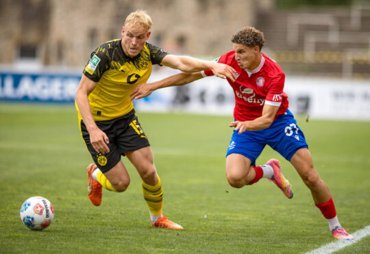 17.08.2025, xkwix, Fuﬂball, Regionalliga West, Borussia Dortmund U23 - Wuppertaler SV, Stadion Rote Erde: Amin Bouzraa Wuppertaler SV 37 im Zweikampf gegen Ben H¸ning Borussia Dortmund 2 15 NRW Deutschland *** 17 08 2025, xkwix, Football, Regionalliga West, Borussia Dortmund U23 Wuppertaler SV, Stadion Rote Erde Amin Bouzraa Wuppertaler SV 37 in duel against Ben H¸ning Borussia Dortmund 2 15 NRW Germany