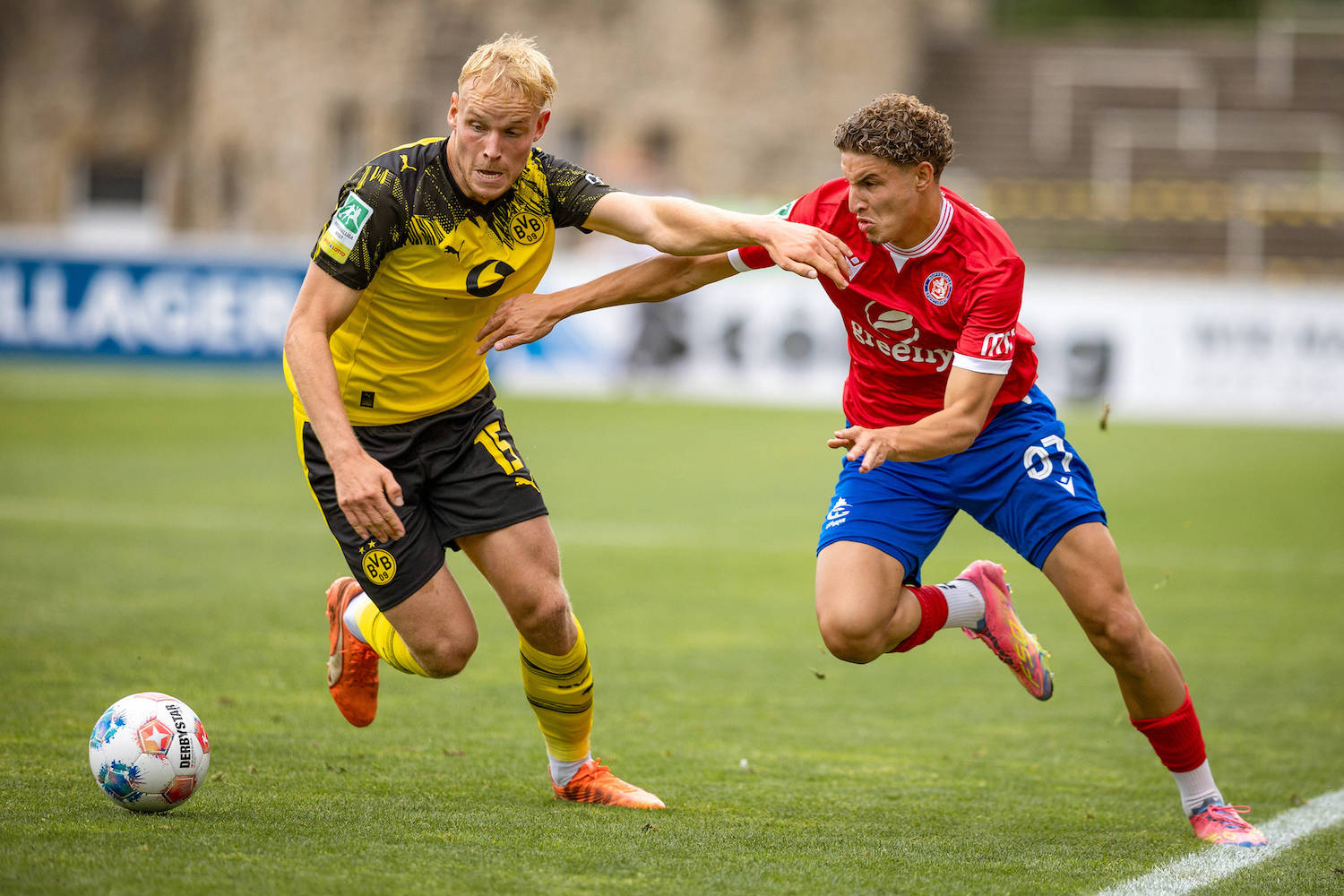 17.08.2025, xkwix, Fuflball, Regionalliga West, Borussia Dortmund U23 - Wuppertaler SV, Stadion Rote Erde: Amin Bouzraa Wuppertaler SV 37 im Zweikampf gegen Ben H¸ning Borussia Dortmund 2 15 NRW Deutschland *** 17 08 2025, xkwix, Football, Regionalliga West, Borussia Dortmund U23 Wuppertaler SV, Stadion Rote Erde Amin Bouzraa Wuppertaler SV 37 in duel against Ben H¸ning Borussia Dortmund 2 15 NRW Germany
