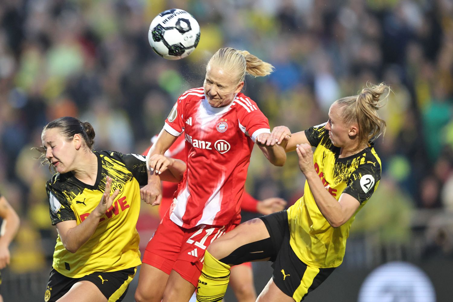 Yasu Wöhrn, Pernille Harder, Frederike Kempe, FC Bayern München, Stadion Rote Erde