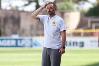 Samstag 30.08.2025, Saison 2025/26, Regionalliga West, 6. Spieltag im Stadion Rote Erde Dortmund, BVB Borussia Dortmund II - Borussia Mˆnchengladbach U23, Daniel Rios Trainer, BVB II f‰hrt sich durch die Haare *** Saturday 30 08 2025, Season 2025 26, Regionalliga West, Matchday 6 at Stadion Rote Erde Dortmund, BVB Borussia Dortmund II Borussia Mˆnchengladbach U23, Daniel Rios coach, BVB II drives through his hair