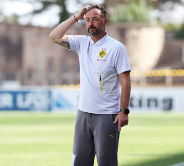 Samstag 30.08.2025, Saison 2025/26, Regionalliga West, 6. Spieltag im Stadion Rote Erde Dortmund, BVB Borussia Dortmund II - Borussia Mˆnchengladbach U23, Daniel Rios Trainer, BVB II f‰hrt sich durch die Haare *** Saturday 30 08 2025, Season 2025 26, Regionalliga West, Matchday 6 at Stadion Rote Erde Dortmund, BVB Borussia Dortmund II Borussia Mˆnchengladbach U23, Daniel Rios coach, BVB II drives through his hair