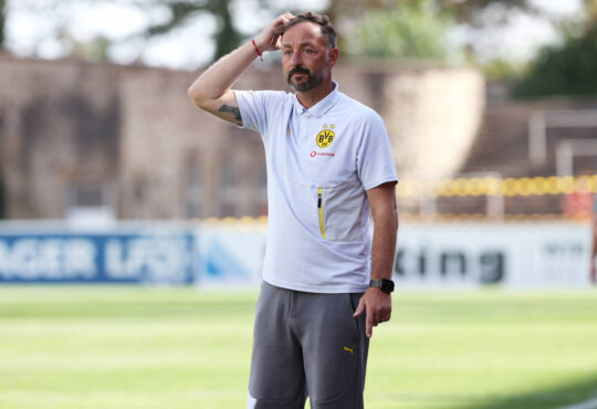 Samstag 30.08.2025, Saison 2025/26, Regionalliga West, 6. Spieltag im Stadion Rote Erde Dortmund, BVB Borussia Dortmund II - Borussia Mˆnchengladbach U23, Daniel Rios Trainer, BVB II f‰hrt sich durch die Haare *** Saturday 30 08 2025, Season 2025 26, Regionalliga West, Matchday 6 at Stadion Rote Erde Dortmund, BVB Borussia Dortmund II Borussia Mˆnchengladbach U23, Daniel Rios coach, BVB II drives through his hair