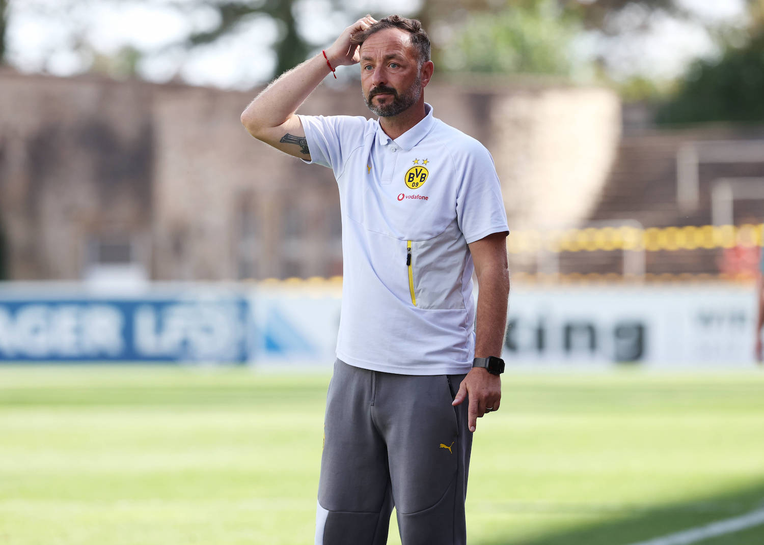 Samstag 30.08.2025, Saison 2025/26, Regionalliga West, 6. Spieltag im Stadion Rote Erde Dortmund, BVB Borussia Dortmund II - Borussia Mˆnchengladbach U23, Daniel Rios Trainer, BVB II f‰hrt sich durch die Haare *** Saturday 30 08 2025, Season 2025 26, Regionalliga West, Matchday 6 at Stadion Rote Erde Dortmund, BVB Borussia Dortmund II Borussia Mˆnchengladbach U23, Daniel Rios coach, BVB II drives through his hair