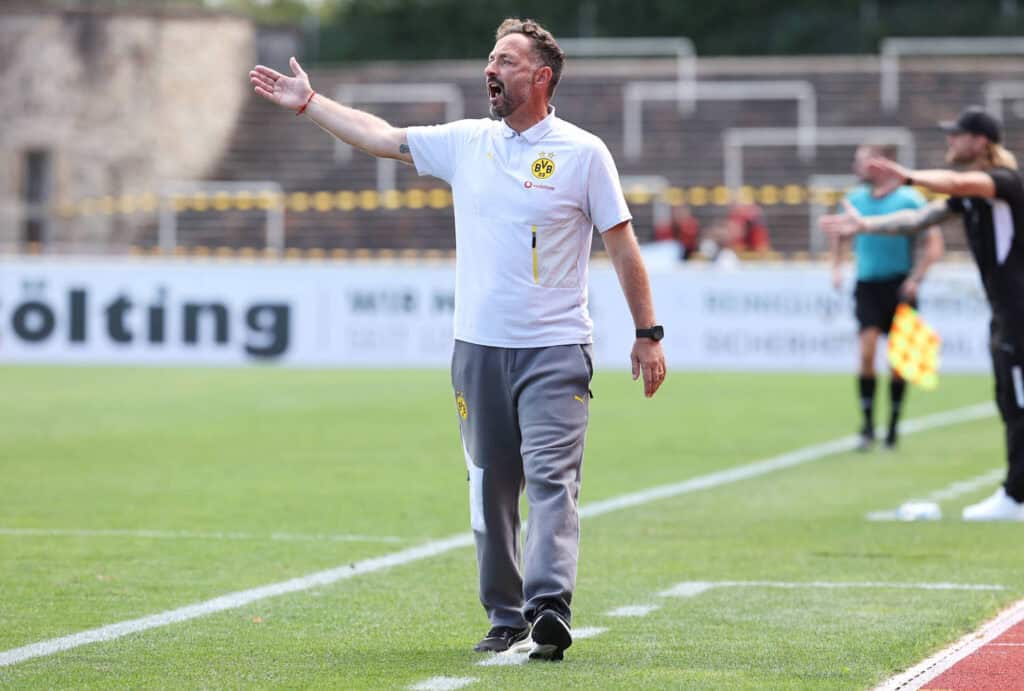 Samstag 30.08.2025, Saison 2025/26, Regionalliga West, 6. Spieltag im Stadion Rote Erde Dortmund, BVB Borussia Dortmund II - Borussia Mˆnchengladbach U23, Daniel Rios Trainer, BVB II gibt Anweisungen an sein Team *** Saturday 30 08 2025, Season 2025 26, Regionalliga West, Matchday 6 at Stadion Rote Erde Dortmund, BVB Borussia Dortmund II Borussia Mˆnchengladbach U23, Daniel Rios coach, BVB II gives instructions to his team