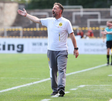 Samstag 30.08.2025, Saison 2025/26, Regionalliga West, 6. Spieltag im Stadion Rote Erde Dortmund, BVB Borussia Dortmund II - Borussia Mˆnchengladbach U23, Daniel Rios Trainer, BVB II gibt Anweisungen an sein Team *** Saturday 30 08 2025, Season 2025 26, Regionalliga West, Matchday 6 at Stadion Rote Erde Dortmund, BVB Borussia Dortmund II Borussia Mˆnchengladbach U23, Daniel Rios coach, BVB II gives instructions to his team