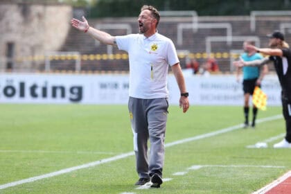 Samstag 30.08.2025, Saison 2025/26, Regionalliga West, 6. Spieltag im Stadion Rote Erde Dortmund, BVB Borussia Dortmund II - Borussia Mˆnchengladbach U23, Daniel Rios Trainer, BVB II gibt Anweisungen an sein Team *** Saturday 30 08 2025, Season 2025 26, Regionalliga West, Matchday 6 at Stadion Rote Erde Dortmund, BVB Borussia Dortmund II Borussia Mˆnchengladbach U23, Daniel Rios coach, BVB II gives instructions to his team