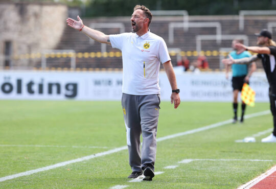 Samstag 30.08.2025, Saison 2025/26, Regionalliga West, 6. Spieltag im Stadion Rote Erde Dortmund, BVB Borussia Dortmund II - Borussia Mˆnchengladbach U23, Daniel Rios Trainer, BVB II gibt Anweisungen an sein Team *** Saturday 30 08 2025, Season 2025 26, Regionalliga West, Matchday 6 at Stadion Rote Erde Dortmund, BVB Borussia Dortmund II Borussia Mˆnchengladbach U23, Daniel Rios coach, BVB II gives instructions to his team