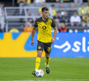 31.08.2025: Fuﬂball: Borussia Dortmund - Union Berlin, 2. Spieltag im Signal-Iduna-Park. Aaron Anselmino Borussia Dortmund l‰uft mit dem Ball am Fuﬂ. WICHTIGER HINWEIS: Gem‰ﬂ den Vorgaben der DFL und des DFB ist es untersagt, in dem Stadion und/oder vom Spiel angefertigte Fotoaufnahmen in Form von Sequenzbildern und/oder video‰hnlichen Fotostrecken zu verwerten bzw. verwerten zu lassen. *** 31 08 2025 Football Borussia Dortmund Union Berlin, Matchday 2 at Signal Iduna Park Aaron Anselmino Borussia Dortmund runs with the ball at his foot IMPORTANT NOTE In accordance with the regulations of the DFL and the DFB, it is prohibited to use or have used photographs taken in the stadium and / or of the match in the form of sequential images and / or video-like photo series Copyright: xDavidxInderliedx