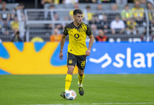 31.08.2025: Fuﬂball: Borussia Dortmund - Union Berlin, 2. Spieltag im Signal-Iduna-Park. Aaron Anselmino Borussia Dortmund l‰uft mit dem Ball am Fuﬂ. WICHTIGER HINWEIS: Gem‰ﬂ den Vorgaben der DFL und des DFB ist es untersagt, in dem Stadion und/oder vom Spiel angefertigte Fotoaufnahmen in Form von Sequenzbildern und/oder video‰hnlichen Fotostrecken zu verwerten bzw. verwerten zu lassen. *** 31 08 2025 Football Borussia Dortmund Union Berlin, Matchday 2 at Signal Iduna Park Aaron Anselmino Borussia Dortmund runs with the ball at his foot IMPORTANT NOTE In accordance with the regulations of the DFL and the DFB, it is prohibited to use or have used photographs taken in the stadium and / or of the match in the form of sequential images and / or video-like photo series Copyright: xDavidxInderliedx