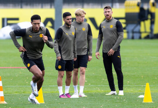 15.09.2025, Abschlusstraining zum UEFA Champions League Spiel zwischen Juventus Turin und Borussia Dortmund, v. l. Jobe Bellingham Borussia Dortmund, Yan Couto Borussia Dortmund, Daniel Svensson Borussia Dortmund, Salih ÷zcan Borussia Dortmund, Dortmund Trainingsgel‰nde Borussia Dortmund NRW Deutschland xRHR-FOTO/DEx *** 15 09 2025, Final training session for the UEFA Champions League match between Juventus Turin and Borussia Dortmund, f l Jobe Bellingham Borussia Dortmund , Yan Couto Borussia Dortmund , Daniel Svensson Borussia Dortmund , Salih ÷zcan Borussia Dortmund , Dortmund training ground Borussia Dortmund NRW Germany xRHR PHOTO DEx Copyright: DennisxEwert/RHR-FOTOx RHR-FOTO/DE