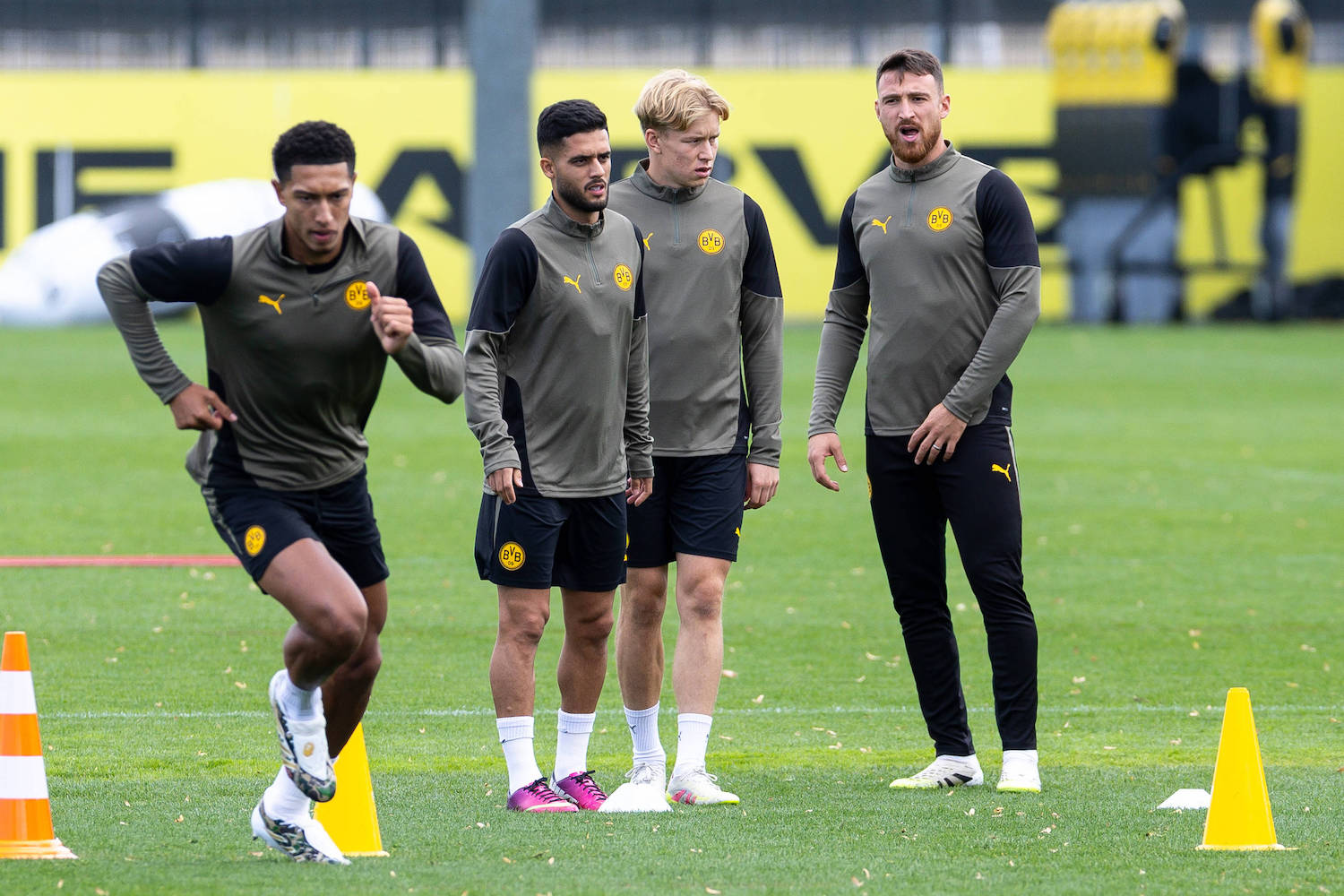 15.09.2025, Abschlusstraining zum UEFA Champions League Spiel zwischen Juventus Turin und Borussia Dortmund, v. l. Jobe Bellingham Borussia Dortmund, Yan Couto Borussia Dortmund, Daniel Svensson Borussia Dortmund, Salih ÷zcan Borussia Dortmund, Dortmund Trainingsgel‰nde Borussia Dortmund NRW Deutschland xRHR-FOTO/DEx *** 15 09 2025, Final training session for the UEFA Champions League match between Juventus Turin and Borussia Dortmund, f l Jobe Bellingham Borussia Dortmund , Yan Couto Borussia Dortmund , Daniel Svensson Borussia Dortmund , Salih ÷zcan Borussia Dortmund , Dortmund training ground Borussia Dortmund NRW Germany xRHR PHOTO DEx Copyright: DennisxEwert/RHR-FOTOx RHR-FOTO/DE