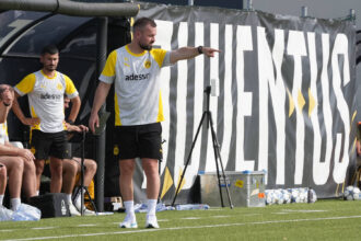Dienstag, 16.09.2025 Saison 2025 2026 1. Spieltag UEFA Youth League im Juventus Training Center JTC, Turin, Italy. Juventus FC U19 - BV Borussia Dortmund U19. Cheftrainer Felix Hirschnagl BVB *** Tuesday, 16 09 2025 Season 2025 2026 1 Matchday UEFA Youth League at Juventus Training Center JTC , Turin, Italy Juventus FC U19 BV Borussia Dortmund U19 Head Coach Felix Hirschnagl BVB