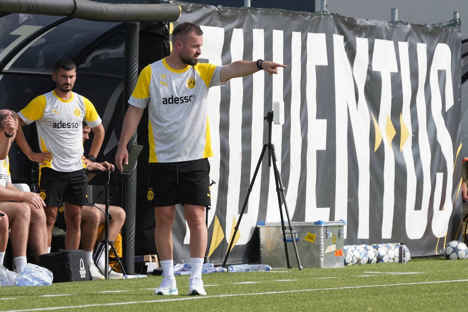 Dienstag, 16.09.2025 Saison 2025 2026 1. Spieltag UEFA Youth League im Juventus Training Center JTC, Turin, Italy. Juventus FC U19 - BV Borussia Dortmund U19. Cheftrainer Felix Hirschnagl BVB *** Tuesday, 16 09 2025 Season 2025 2026 1 Matchday UEFA Youth League at Juventus Training Center JTC , Turin, Italy Juventus FC U19 BV Borussia Dortmund U19 Head Coach Felix Hirschnagl BVB