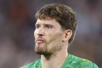 Torhueter Gregor Kobel Borussia Dortmund schaut enttaeuscht, UEFA Champions League 2025/26 League Phase MD1, Juventus v Borussia Dortmund, Juventus Stadium am 16. September 2025 in Turin, Italien. Foto von Marco Steinbrenner/DeFodi Images Torhueter Gregor Kobel Borussia Dortmund looks dejected, UEFA Champions League 2025/26 League Phase MD1, Juventus v Borussia Dortmund, Juventus Stadium, September 16, 2025 in Turin, Italy. Photo by Marco Steinbrenner/DeFodi Images *** Goalkeeper Gregor Kobel Borussia Dortmund looks disappointed, UEFA Champions League 2025 26 League Phase MD1, Juventus v Borussia Dortmund, Juventus Stadium, September 16, 2025 in Turin, Italy Photo by Marco Steinbrenner DeFodi Images Goalkeeper Gregor Kobel Borussia Dortmund looks disappointed, UEFA Champions League 2025 26 League Phase MD1, Juventus v Borussia Dortmund, Juventus Stadium, September 16, 2025 in Turin, Italy Photo by Marco Steinbrenner DeFodi Images