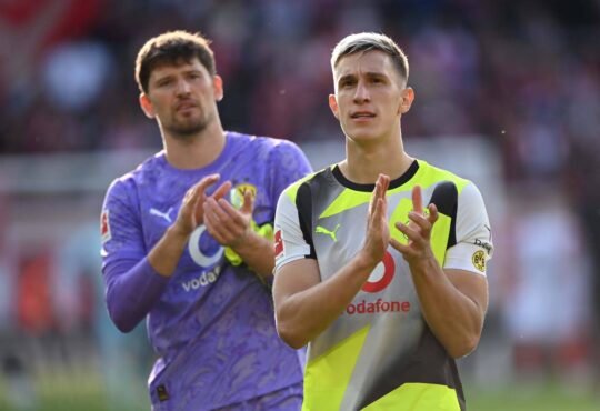 v.l. Torwart Gregor KOBEL DO und Nico SCHLOTTERBECK DO Schlussjubel, Jubel nach Spielende, Jubel, jubeln, Freude, cheers, 1.FSV Mainz 05 MZ - Borussia Dortmund 0-2 Fussball 1. Bundesliga Saison 2025/2026, 5.Spieltag, Spieltag5, matchday5, am 27.09.2025, MEWA Arena Mainz. DFL regulations prohibit any use of photographs as image sequences and/or quasi-video o√Ç *** f l Goalkeeper Gregor KOBEL DO and Nico SCHLOTTERBECK DO Final cheer, cheers after the end of the match, cheers, jubilation, joy, cheers, 1 FSV Mainz 05 MZ Borussia Dortmund 0 2 Football 1 Bundesliga Season 2025 2026, 5 Spieltag, Spieltag5, matchday5, am 27 09 2025, MEWA Arena Mainz DFL regulations prohibit any use of photographs as image sequences and or quasi video o√Ç