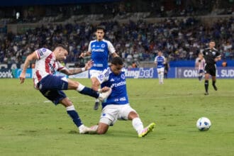 Departure between cruzeiro mg and union arg Belo horizonte mg, 05/28/2025 - football / cruzeiro mg x union arg - kaua prates tries to prevent a cross during the match between cruzeiro and union, valid for the 6th round of the group stage group e of the 2025 copa sul americana, held at minas arena mineirao, this wednesday 28. Minas Gerais Brasil Copyright: xPATYxGUEDESx
