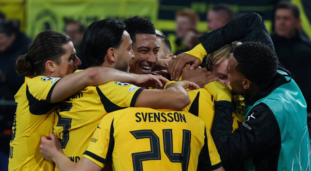 UEFA Champions League - Borussia Dortmund - Athletic Bilbao am 01.10.2025 im Signal Iduna Park in Dortmund Jubel, Torjubel, Torschuetze, Torschütze Carney Chukwuemeka Dortmund 17 jubelt nach seinem Tor zum 2 zu 0 mit der Mannschaft, hier mit Jobe Bellingham Dortmund 7 , Daniel Svensson Dortmund 24