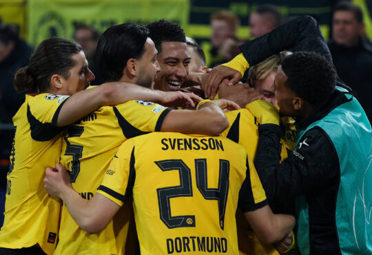 UEFA Champions League - Borussia Dortmund - Athletic Bilbao am 01.10.2025 im Signal Iduna Park in Dortmund Jubel, Torjubel, Torschuetze, Torschütze Carney Chukwuemeka Dortmund 17 jubelt nach seinem Tor zum 2 zu 0 mit der Mannschaft, hier mit Jobe Bellingham Dortmund 7 , Daniel Svensson Dortmund 24