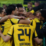 UEFA Champions League - Borussia Dortmund - Athletic Bilbao am 01.10.2025 im Signal Iduna Park in Dortmund Jubel, Torjubel, Torschuetze, Torschütze Carney Chukwuemeka Dortmund 17 jubelt nach seinem Tor zum 2 zu 0 mit der Mannschaft, hier mit Jobe Bellingham Dortmund 7 , Daniel Svensson Dortmund 24