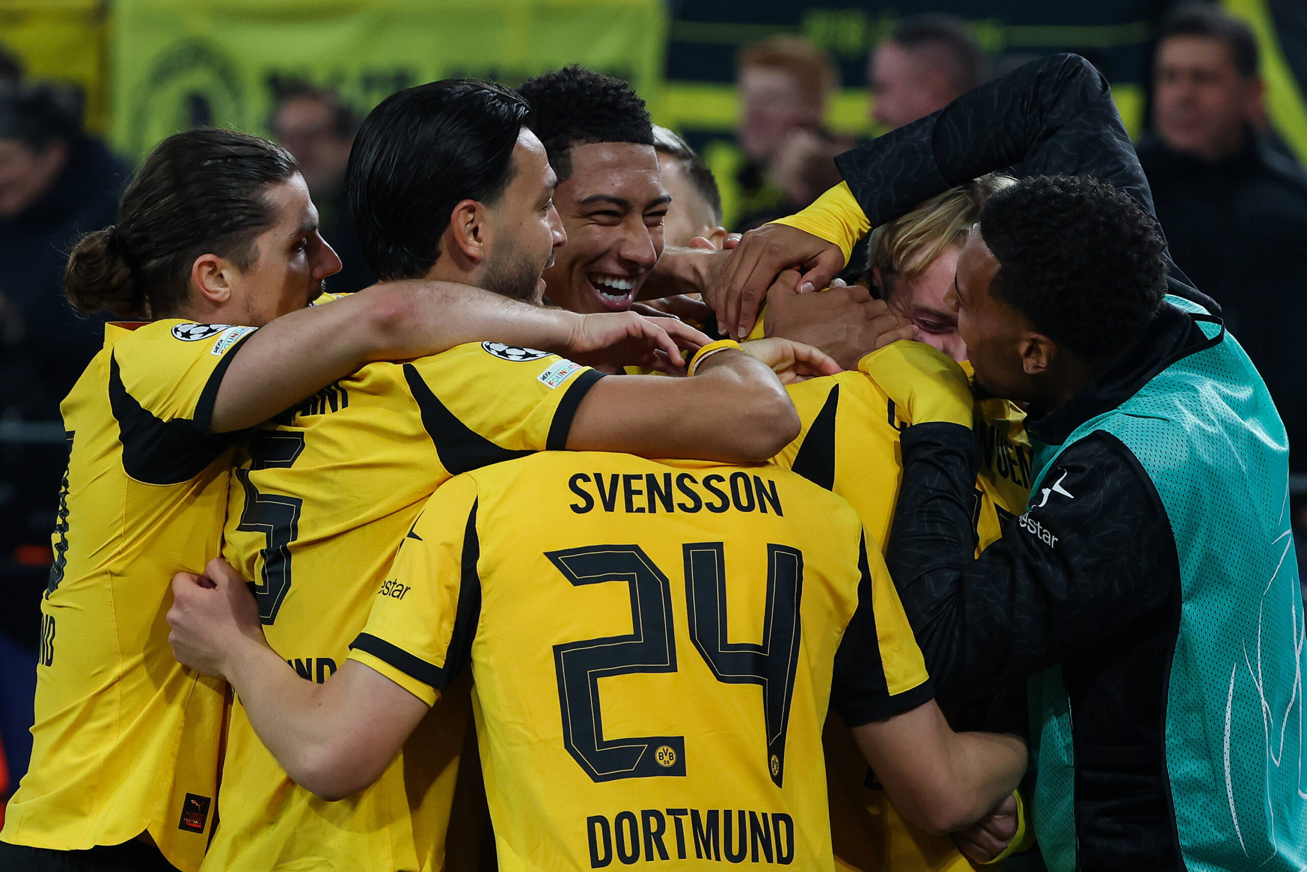 UEFA Champions League - Borussia Dortmund - Athletic Bilbao am 01.10.2025 im Signal Iduna Park in Dortmund Jubel, Torjubel, Torschuetze, Torschütze Carney Chukwuemeka Dortmund 17 jubelt nach seinem Tor zum 2 zu 0 mit der Mannschaft, hier mit Jobe Bellingham Dortmund 7 , Daniel Svensson Dortmund 24